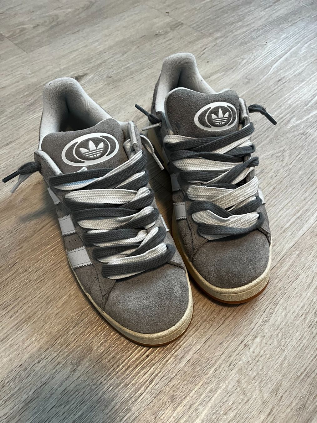 Adidas Herrenschuhe: Adidas Campus, Grösse 42 2/3, Grau/Weiss – Gebraucht aus Appenzell von RiRi_AI