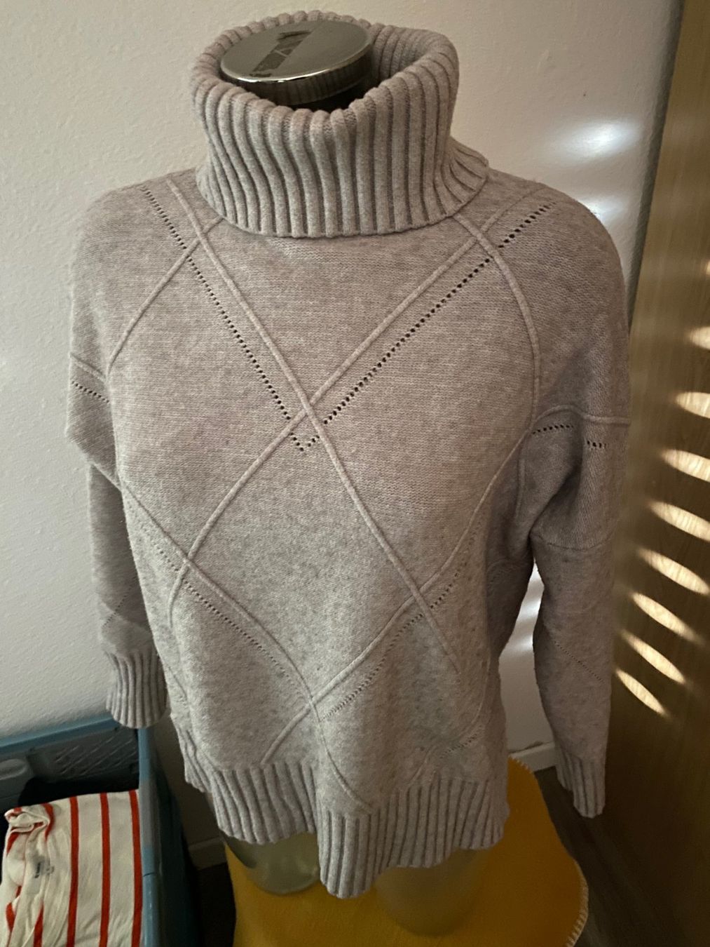 Pullover & Sweatshirts: Rollkragen-Pullover beige Grösse M – Gebraucht aus Allenwinden von Obalu 2