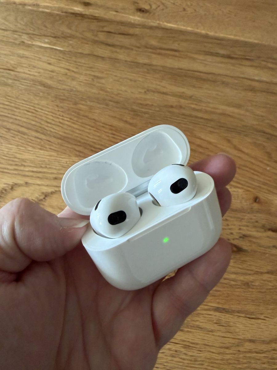 Apple Casques audio: AirPods  – D'occasion à Le Sentier par virbette