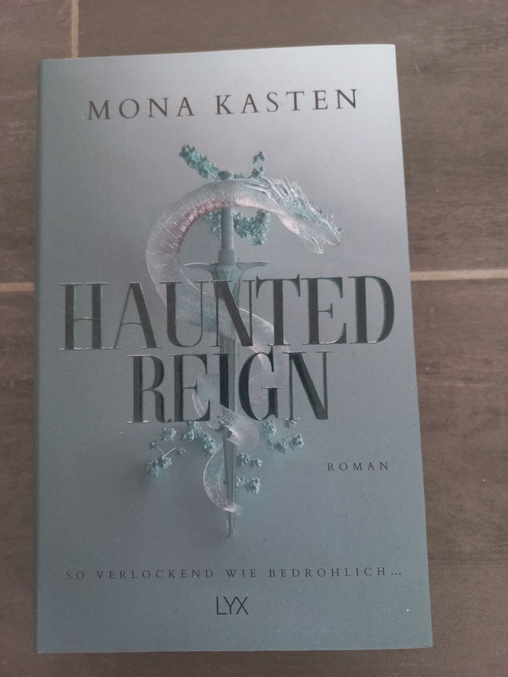 Libri: Mona Kasten Romane Haunted Reign & Fallen Princess – Usato da Frauenfeld venduto da Melibooks 3