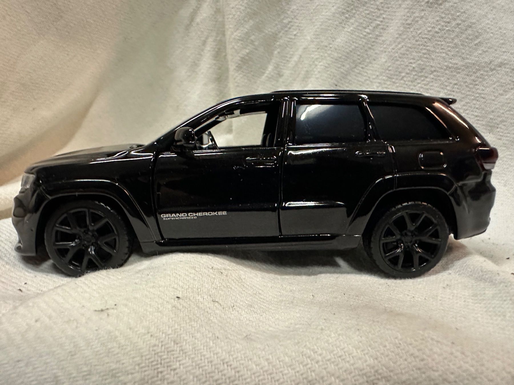 Jeep Modellini d'auto: Jeep cherokee – Nuovo e nell'imballaggio originale da Reinach AG venduto da rares75 1