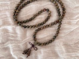 Long collier sautoir en bois de santal olive - homme & femme