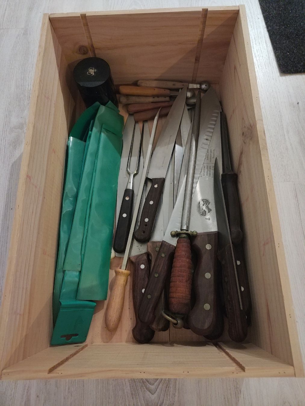 Victorinox Coltelli da cucina: Profi Küchenmesser (ganze Kiste) – Usato da Häuslenen venduto da Inlepaya2000