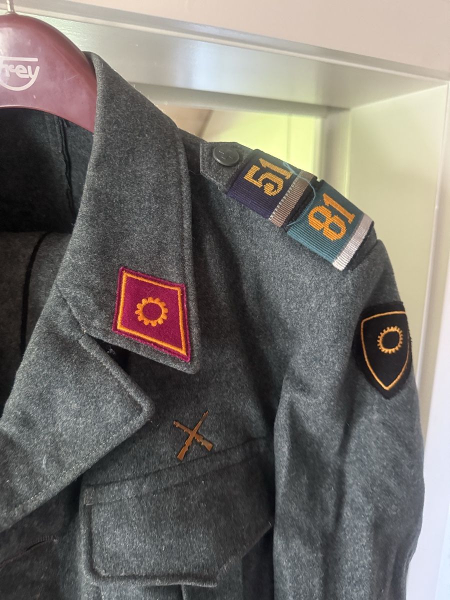 Schweizer Armee Uniformi: Uniform Schweiz Logistik-, Material- oder Transporttruppen – Usato da Grossaffoltern venduto da hobel28 5
