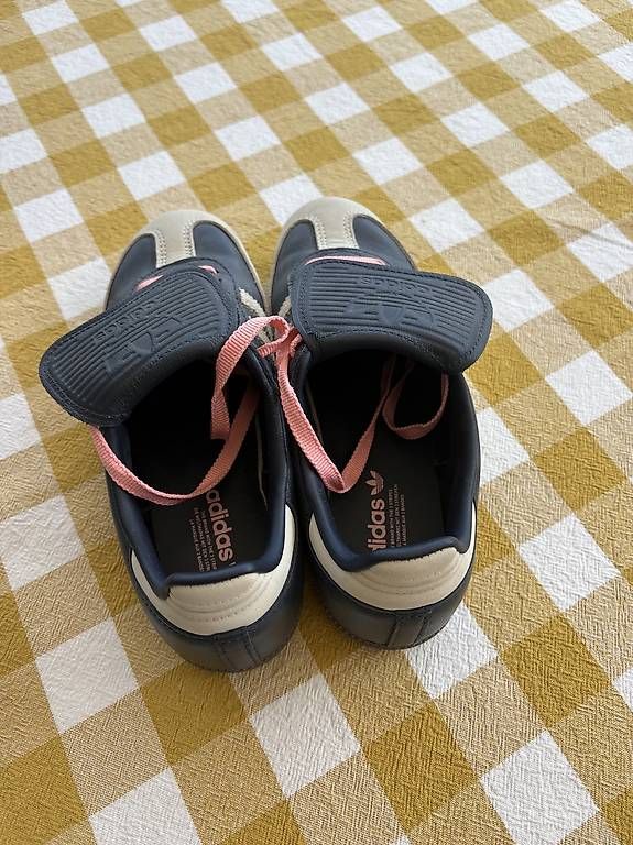 Scarpe da donna: Adidas Sneaker neu Grösse 37 1/3 – Usato da bottmingen venduto da ladina12 1