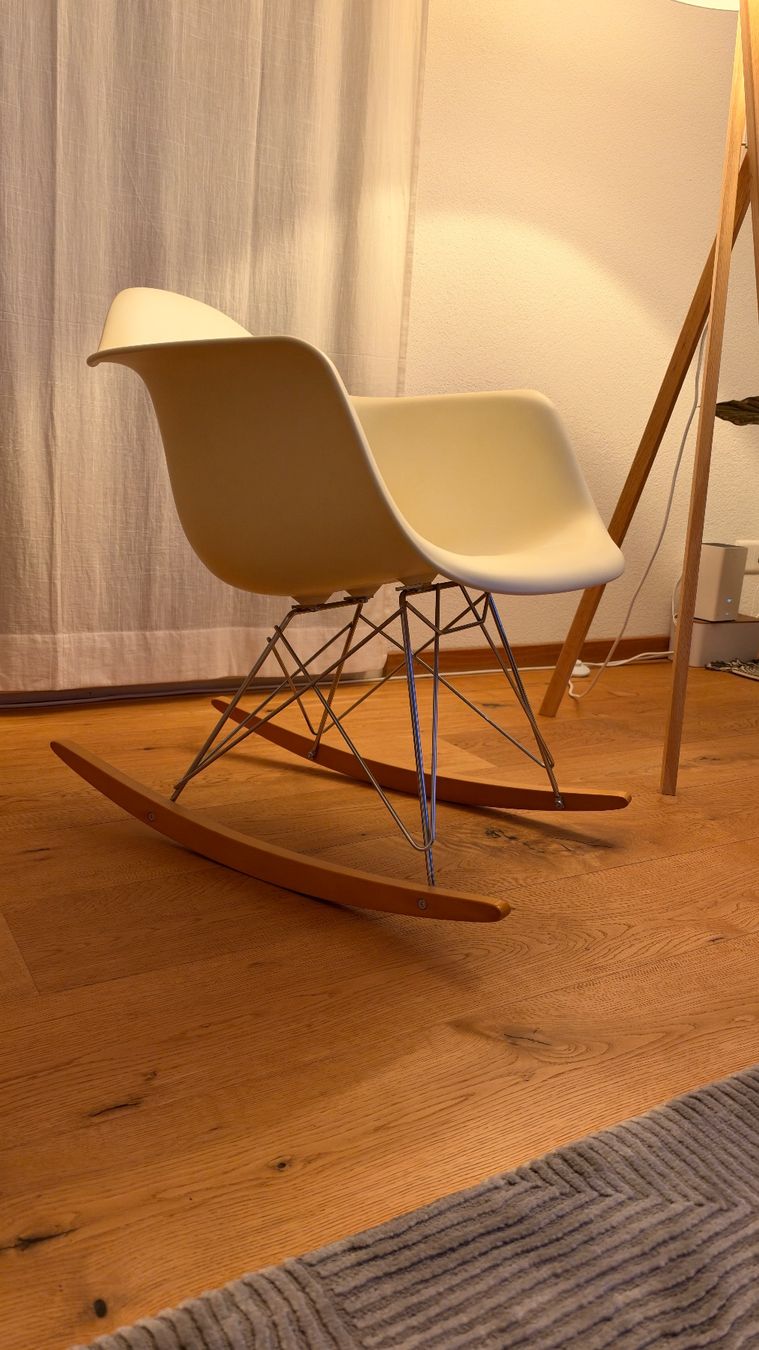Vitra Chaises: Vitra Eames Schaukelstuhl – D'occasion à Russikon par Bm2904