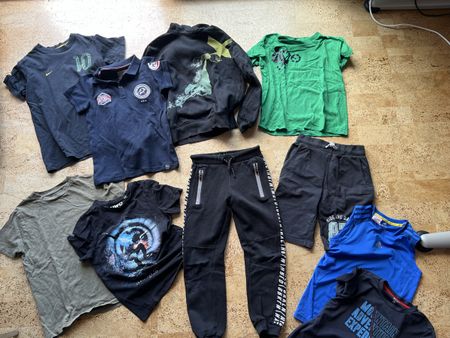 Cooles Jungenkleiderpaket 134/140