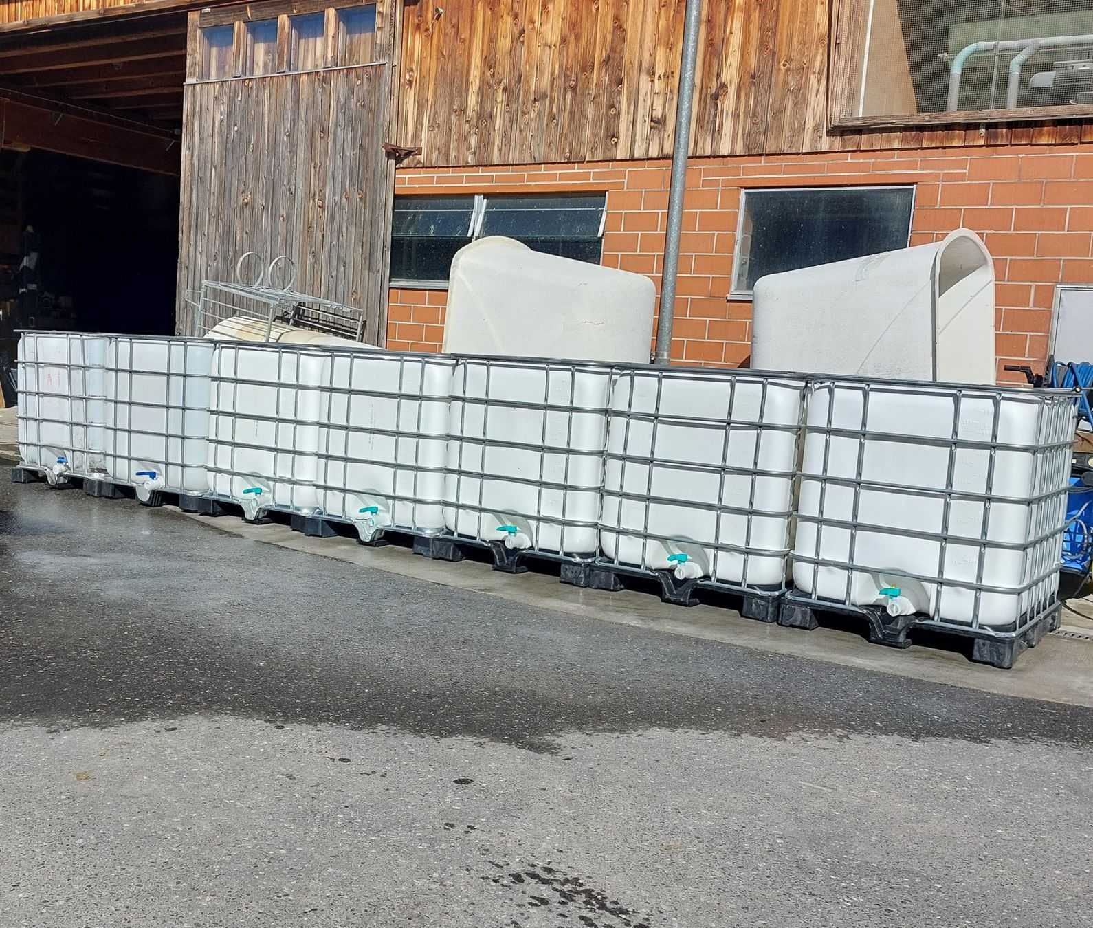 Abreuvoirs & Auges: IBC 1000 Liter Wassertank – D'occasion à Siebnen par Grosswis50