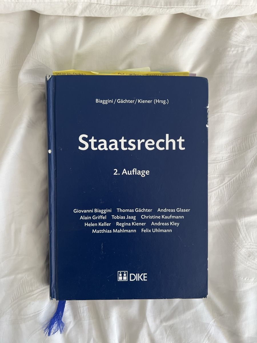 Livres: Staatsrecht – D'occasion à Zürich par hannah.liaaa