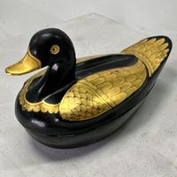 Boîte à bijoux en forme de canard en bois sculpté et laqué