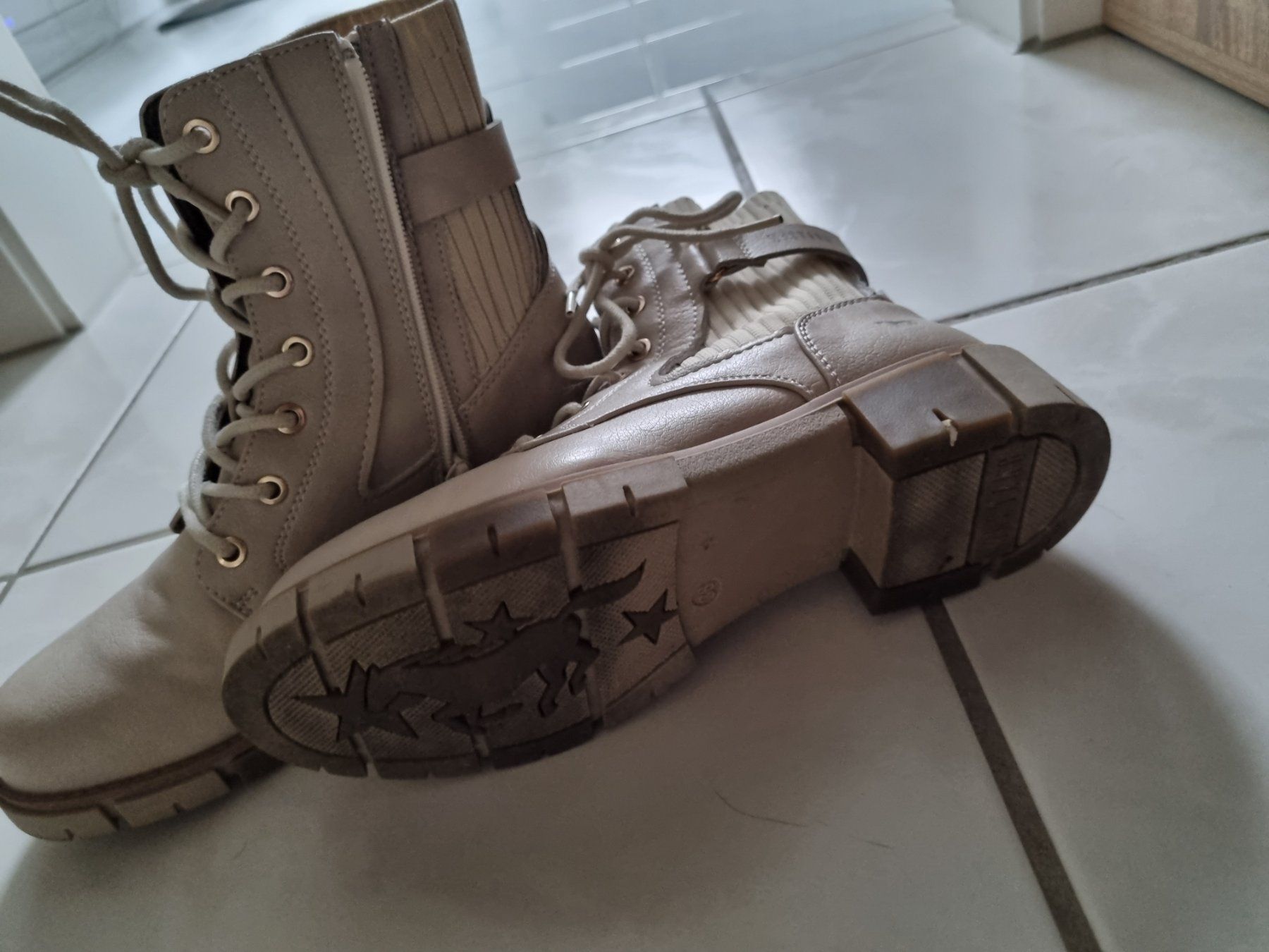 Scarpe da donna: Stiefel Grösse 39, beige von Mustang – Nuovo (secondo la descrizione) da Gunzgen venduto da Celine22 1
