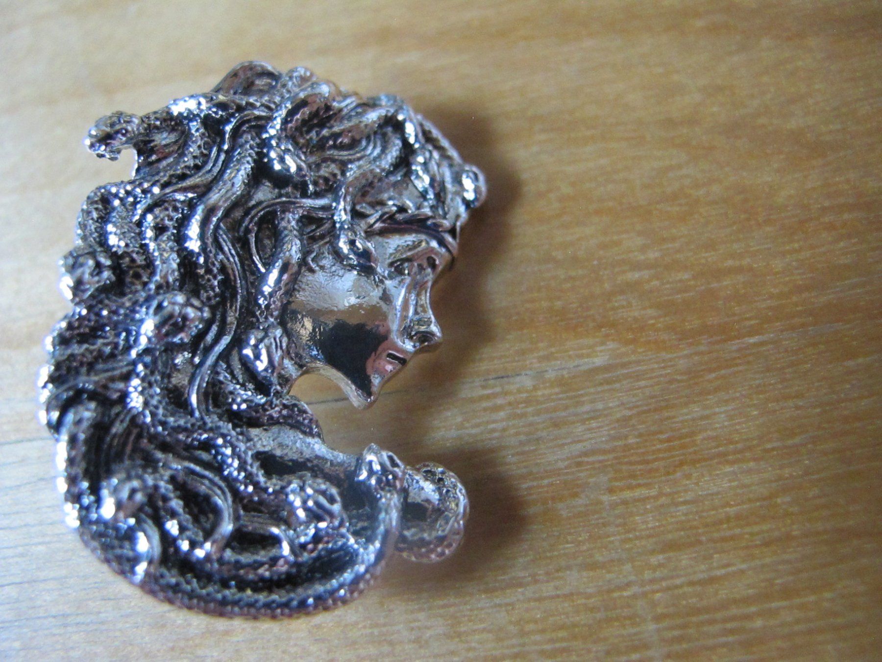 Broschen & Nadeln: Medusa Brosche, Antik Silber Look, Schlangen – Neu (gemäss Beschreibung) aus Löhningen von Chimae67