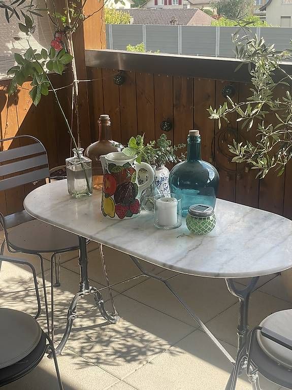 Set di tavolo e panche: Bistrotisch mit 3 Stühlen – Usato da Lausen venduto da deb_lp9p 1