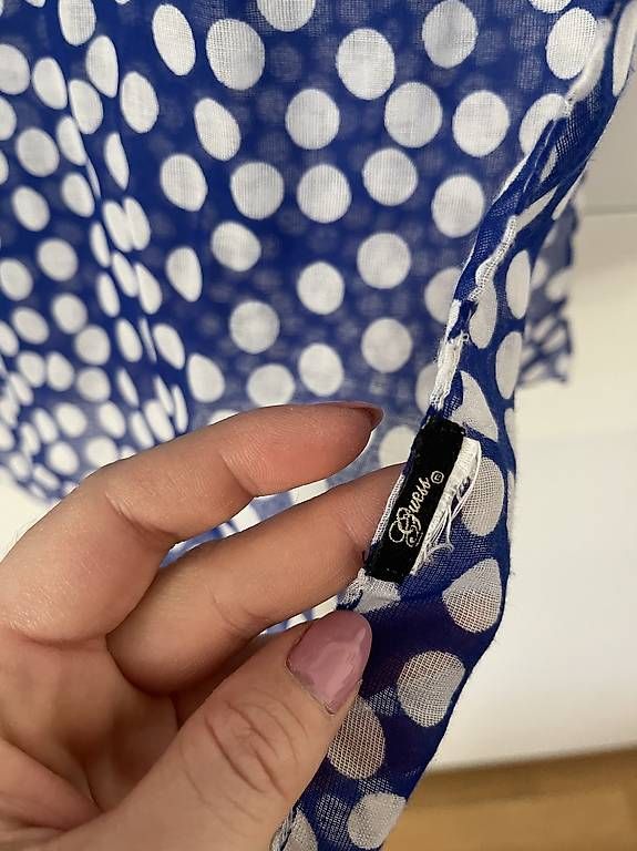 Guess Foulards, Tücher & Schals: Neuwertiger Guess Schal – Gebraucht aus Zürich von michaela_2024 2