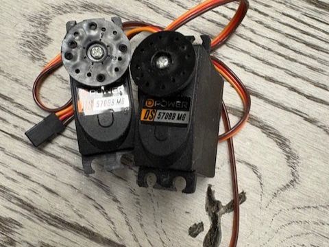 RC Modellbau: 2x Servos DS 570GB MG – Gebraucht aus Würenlingen von Delfinli1