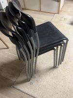 Lot de 5 chaises empilables noires  Pratiques et robustes