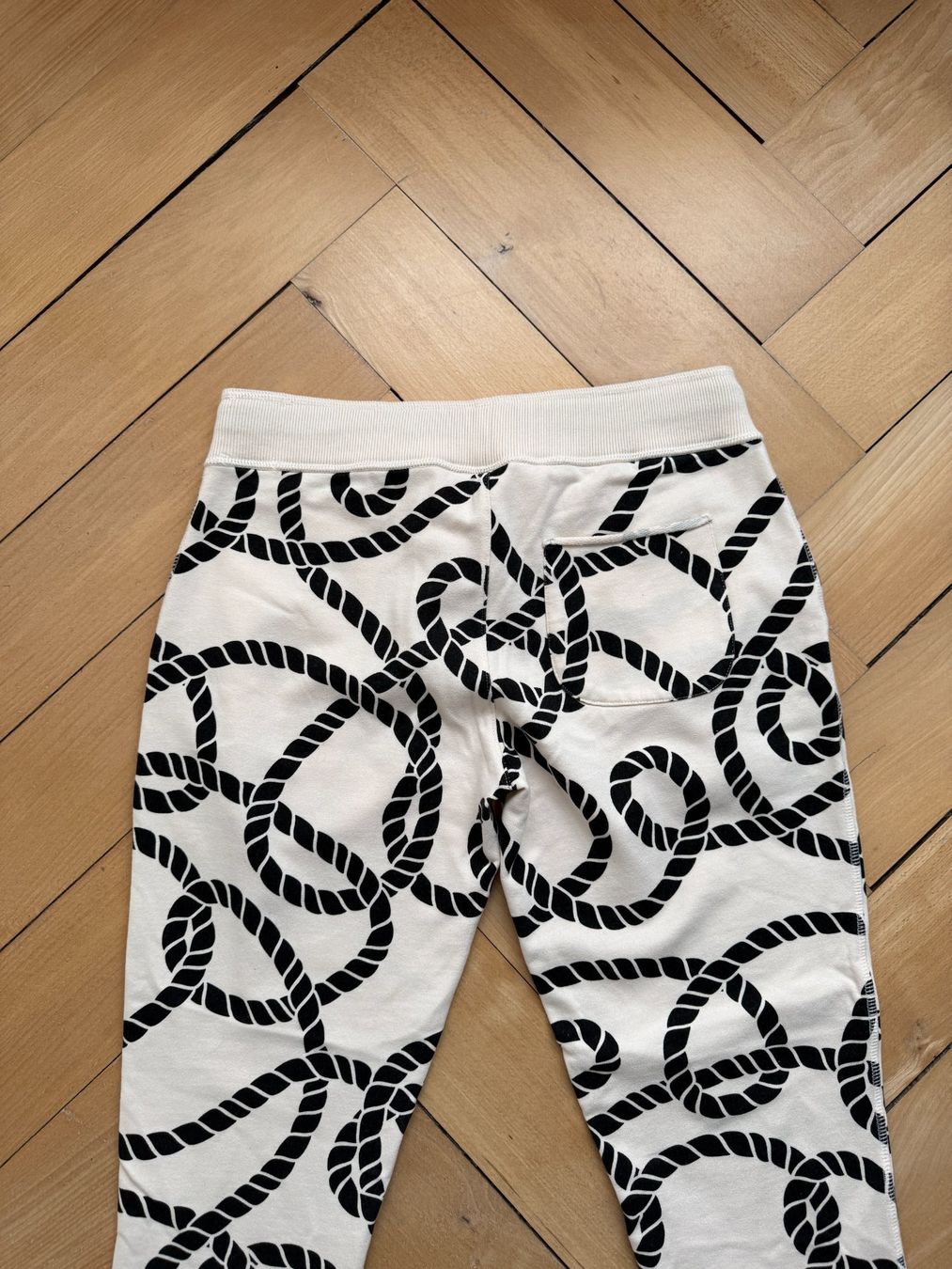 Pantaloni: JUVIA - Trainerhose nude-schwarz gemustert M – Usato da Zürich venduto da Diazaio 1