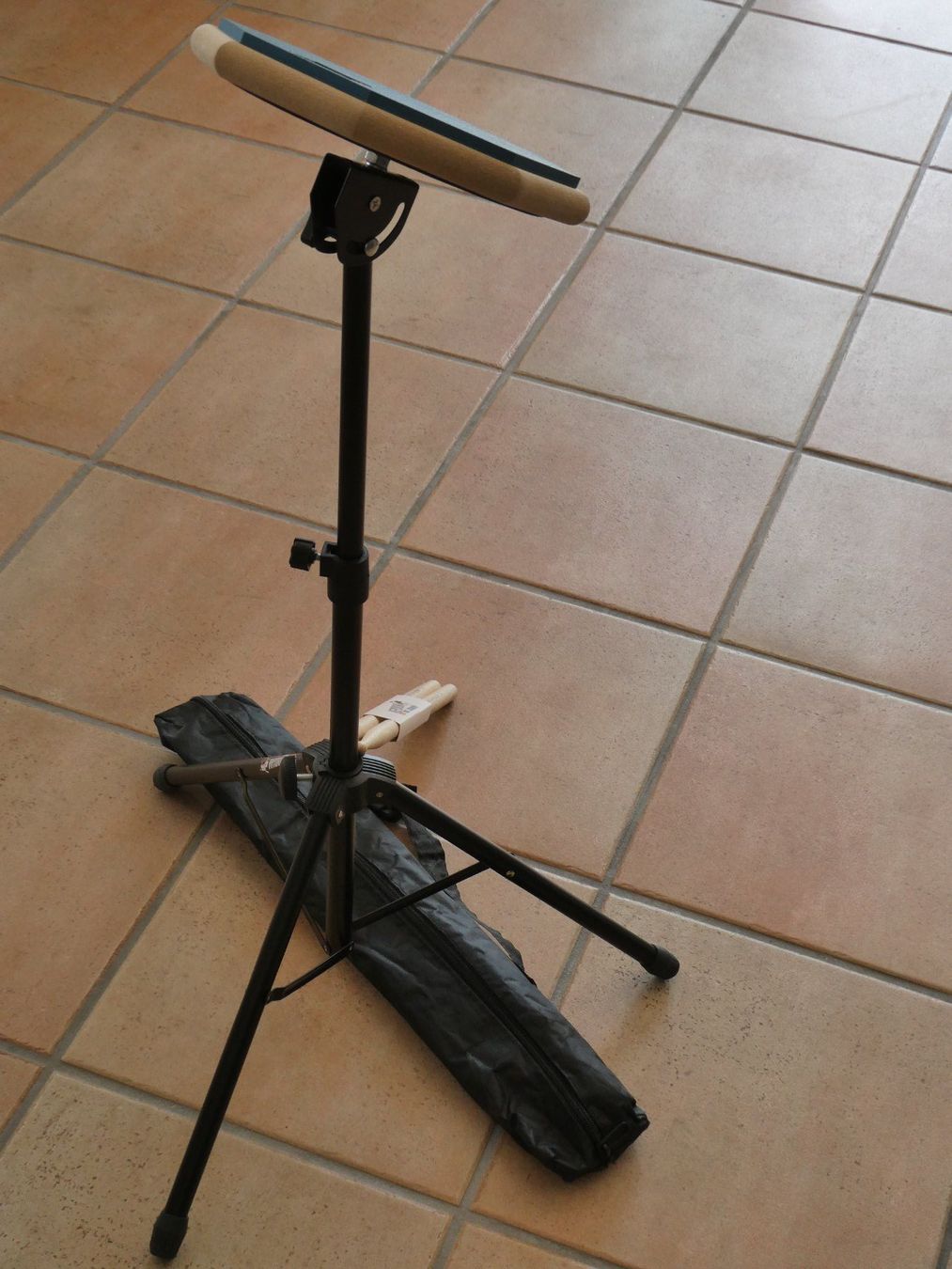 Musikinstrumente: Keepdrum Practice Pad 8" Blau + Stativ + Drumsticks + Tasche – Gebraucht aus Uetliburg SG von Viewsonicstar 1