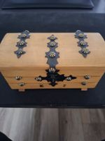 Ancienne boîte à bijoux coffret en bois et métal clouté