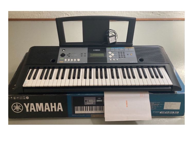 Yamaha Strumenti musicali: Yamaha PSR-E233 Keyboard mit Notenständer – Usato da Ostermundigen venduto da Divers