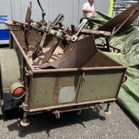 Der alte Pflug und Anhänger