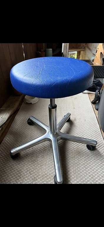 Hocker: Rollhocker Therapiehocker blau neuwertig – Gebraucht aus Emdthal von bak_p82z
