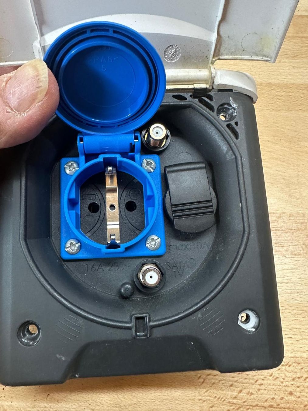 Spine: MultifunktionsSteckdose Schuko/ DC/Sat – Usato da Wegenstetten venduto da Aanfr 2