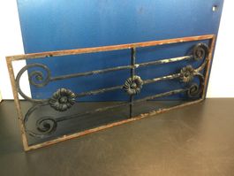 Antikes Fenstergitter Schmiedeeisen mit Rosen Rosetten