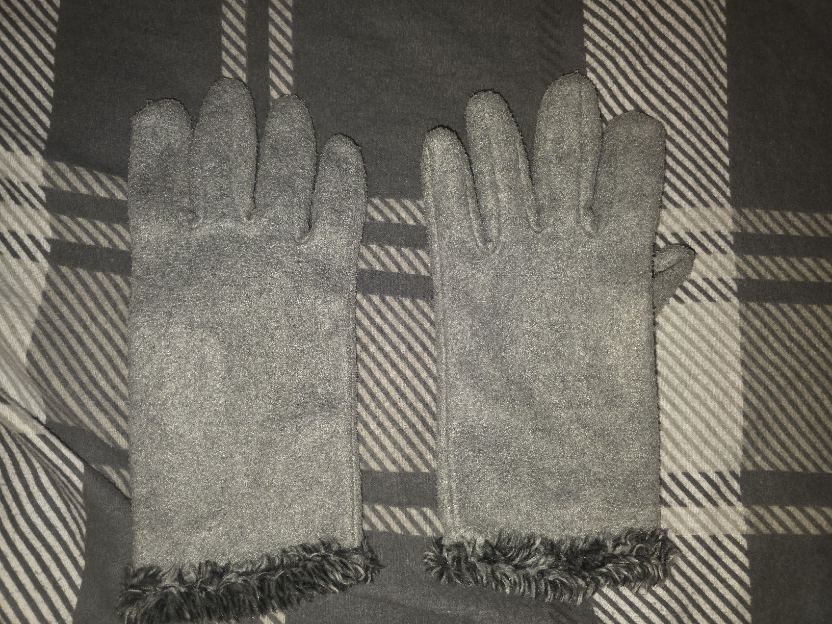 Gants & mitaines : Graue Winterhandschuhe, neuwertig – Neuf (Voir description) à Kriens par Caroline_Schweiz