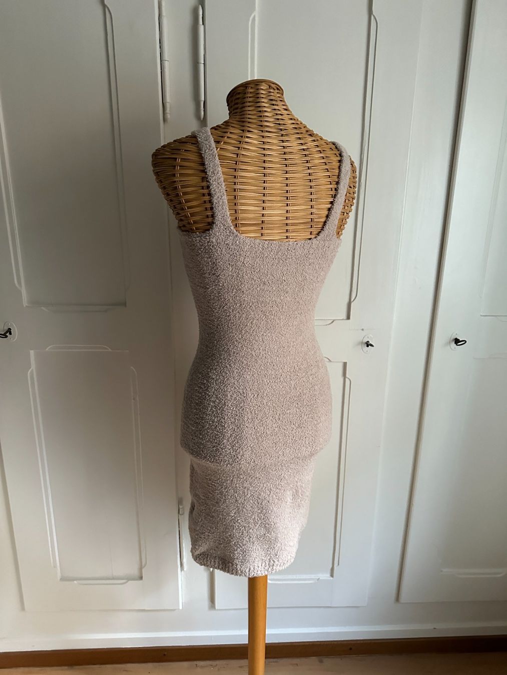 Shein Vestiti: SHEIN - Plüschkleid beige weich 36 – Usato da Zürich venduto da Diazaio 2