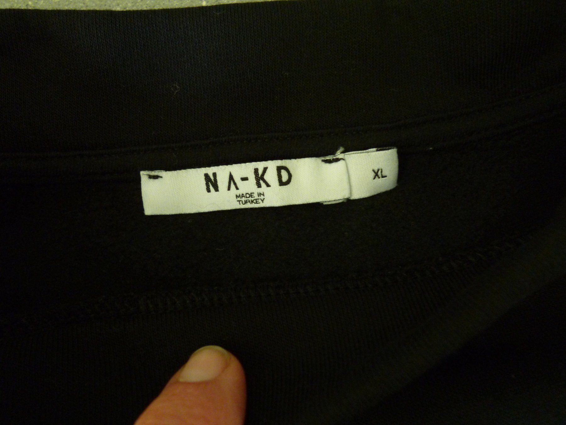 Na-kd Maglioni & Felpe: NA-Kd schwarzer XL Pullover – Usato da Dättlikon venduto da Mamakuga 1