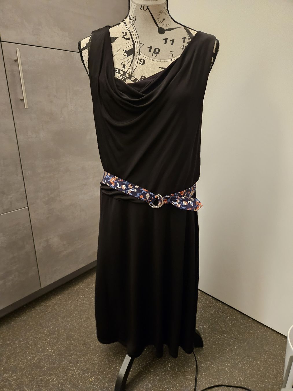 Comma Vestiti: Kleid schwarz  comma Grösse L  – Nuovo (secondo la descrizione) da Anwil venduto da tamoos