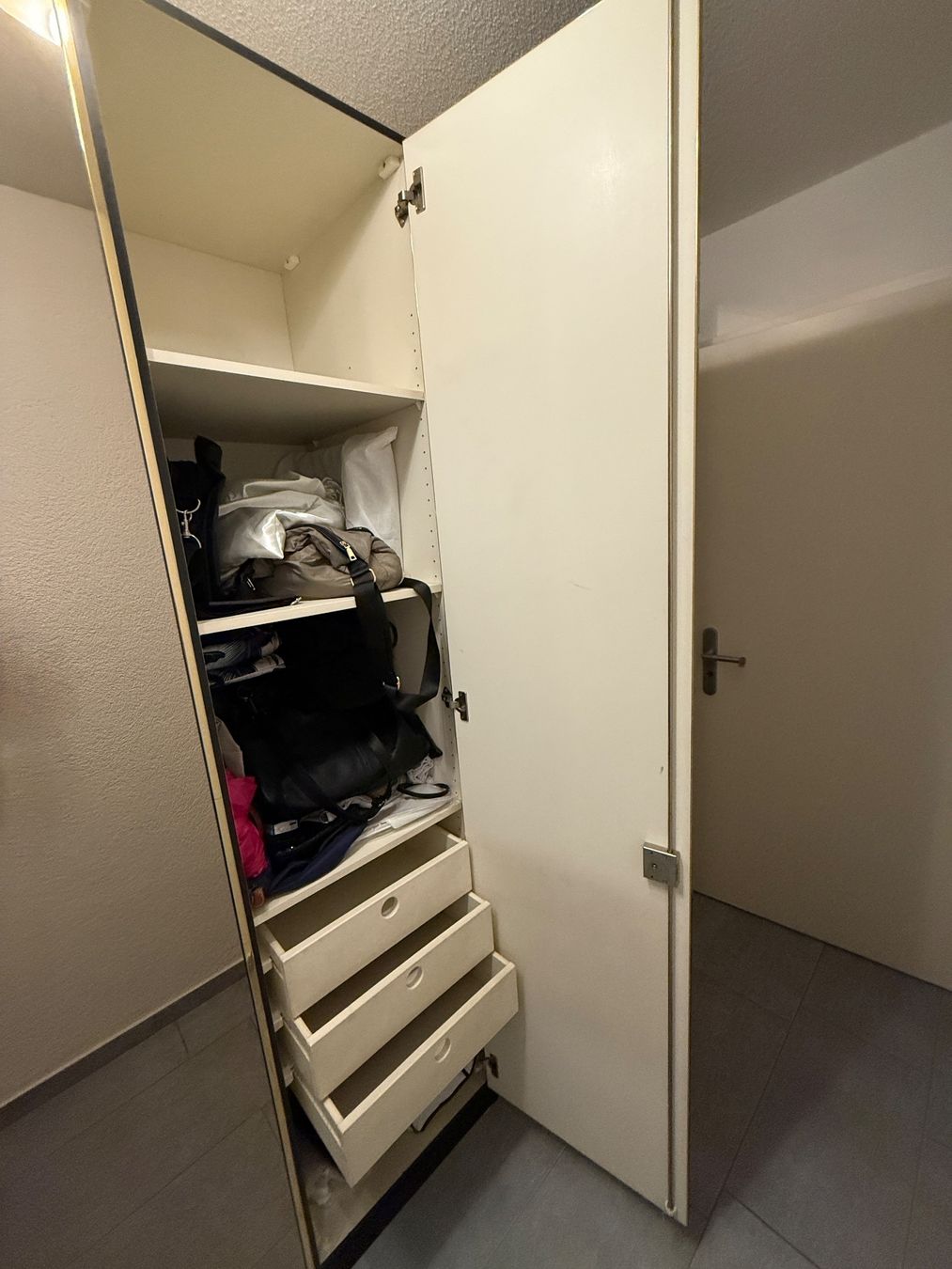 Armoires: Schrank 5 Türen Spiegelfront anthrazit, gebraucht – D'occasion à Hägendorf par AdlerTom 2