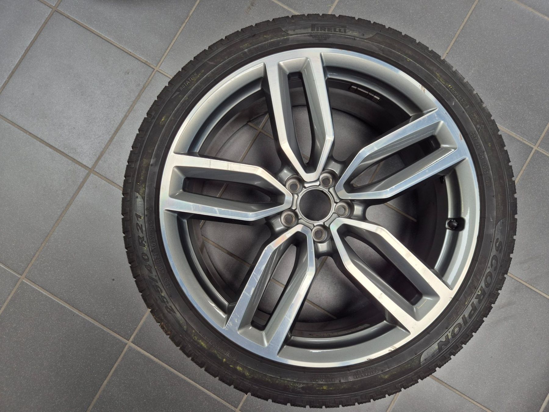 Audi Pneus & Roues: Winterräder 21" Audi SQ5 – D'occasion à Kloten par Gmaranello