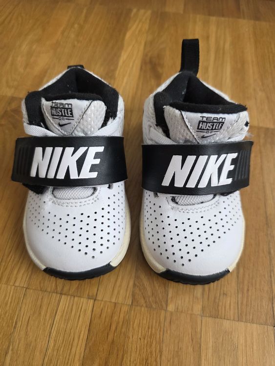 Nike Chaussures garçon: Coole Nike Team Hustle, Gr. 21, Top Zustand! – D'occasion à Dättwil AG par Njo_x88j