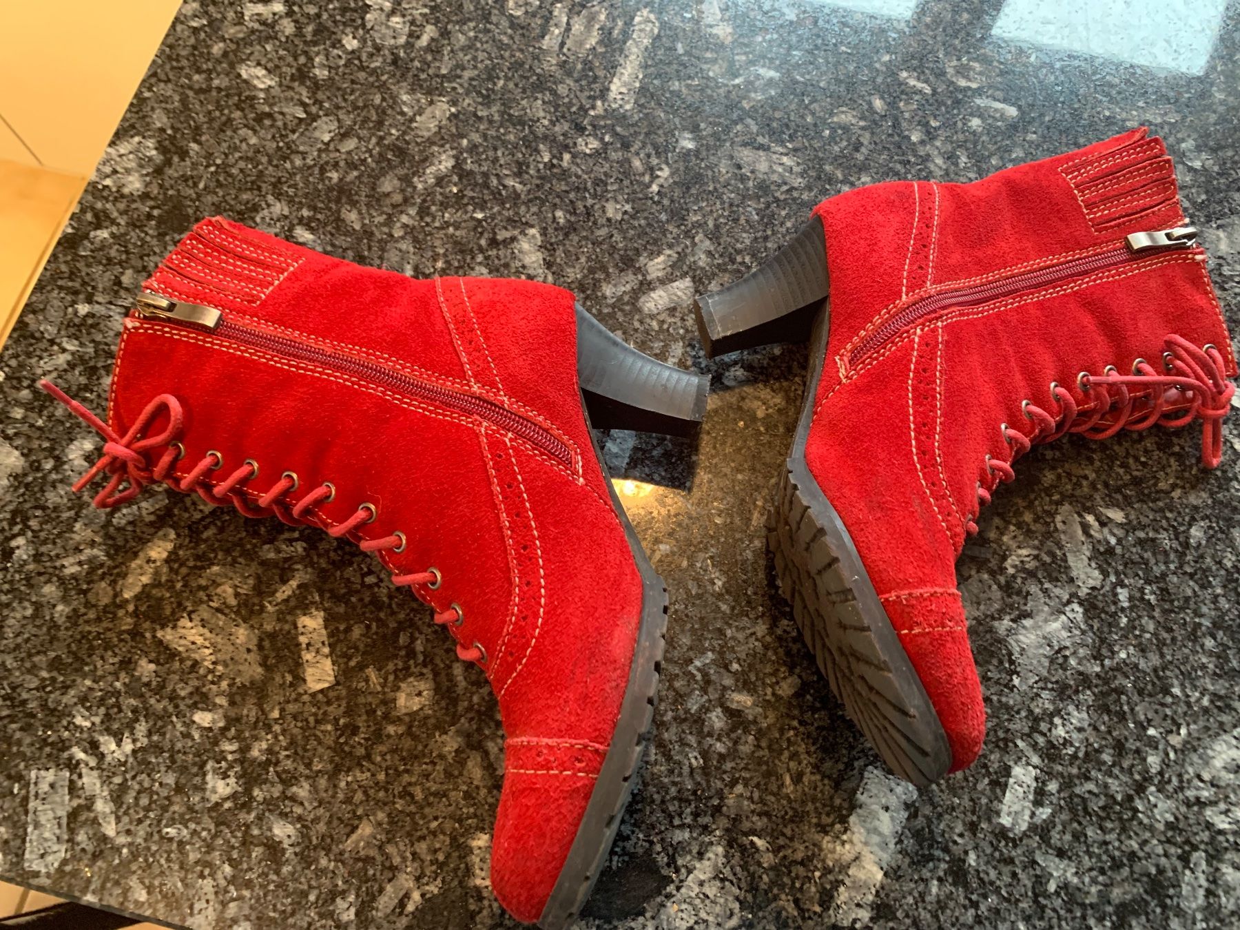Scarpe da donna: Rote Wildleder Stiefelette – Usato da Aathal-Seegräben venduto da Squiki 3