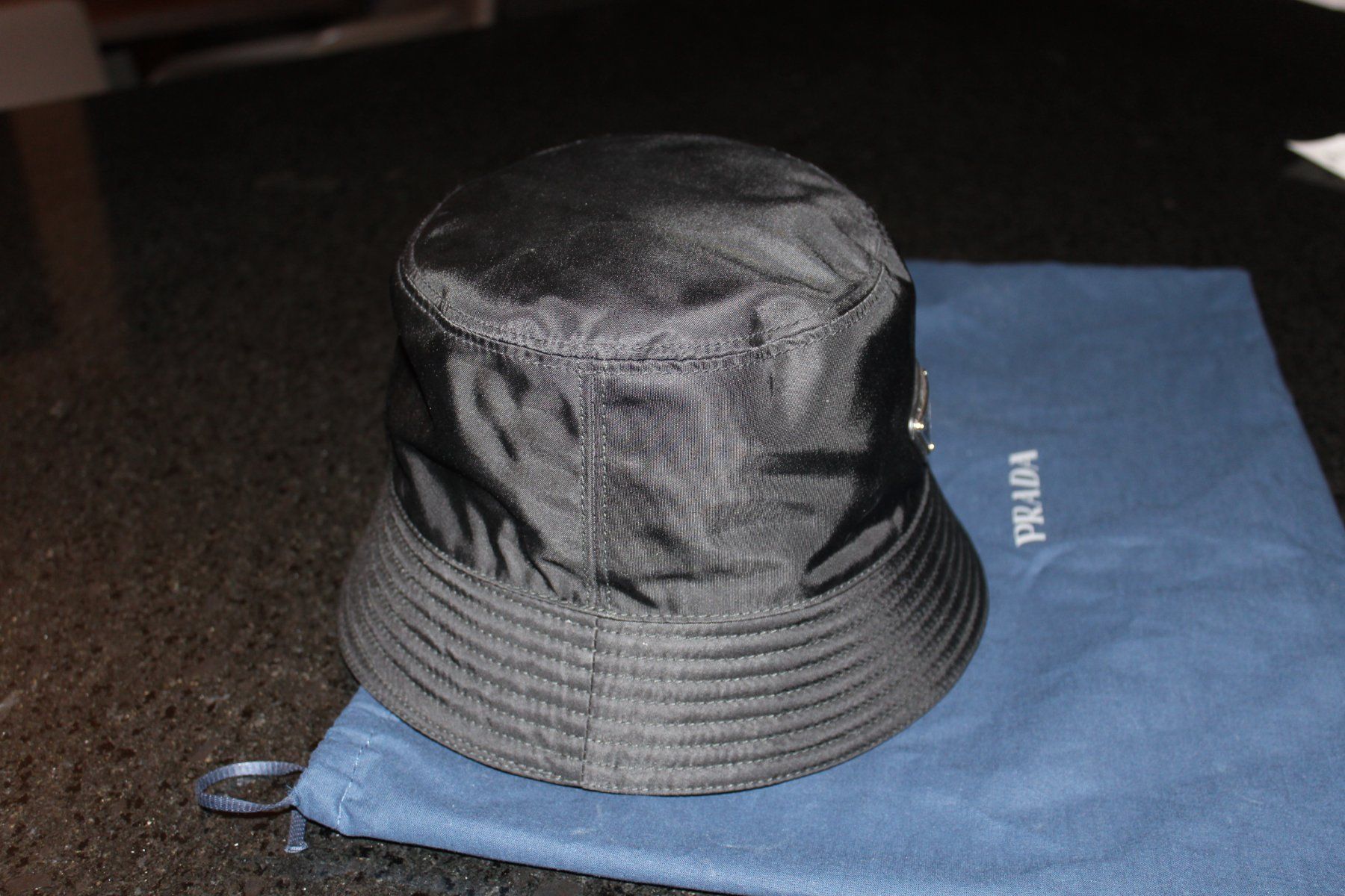 Prada Copricapi, berretti & cappellini: PRADA Re-Nylon bucket hat – Usato da Bülach venduto da Au80 2