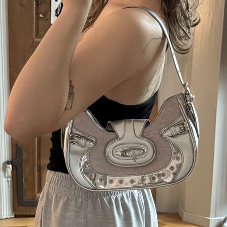 Silbrige Y2K-Handtasche im trendigen Baguette-Stil ✨