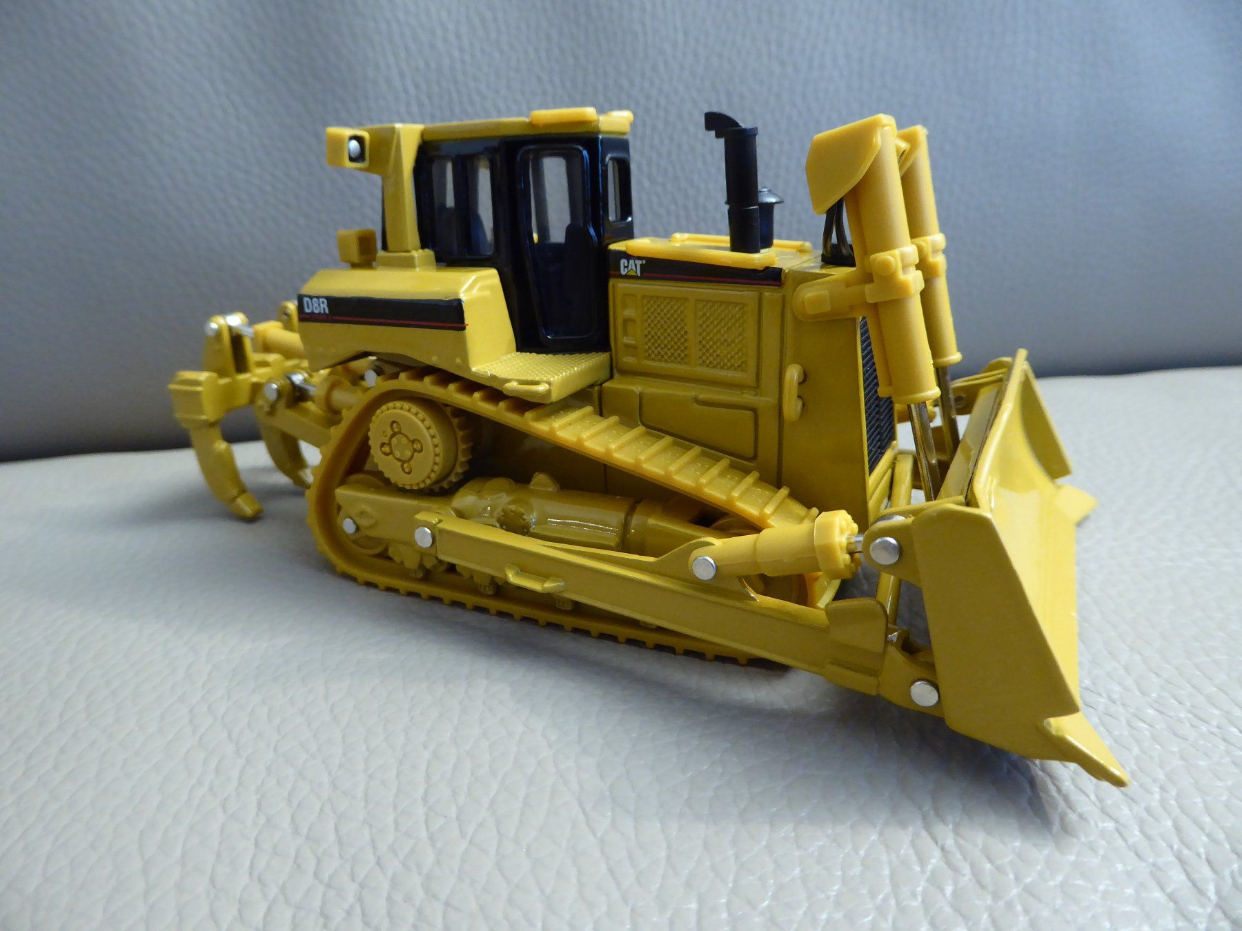 Caterpillar Escavatori: Kettendozer CAT D8R Tractor 1:50 – Nuovo (secondo la descrizione) da Hettlingen venduto da Zambole 1