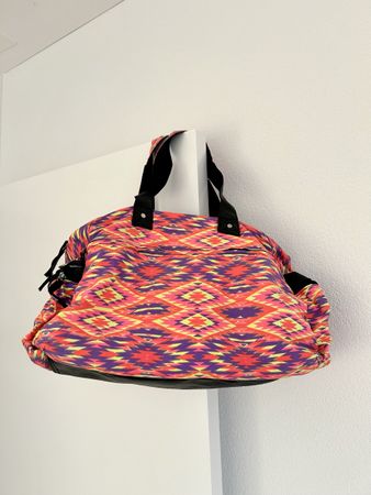 Neon-farbige Tasche