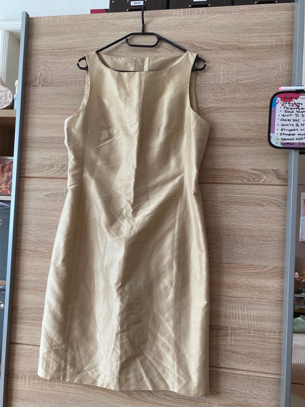 Robes: Robe beige doree – Neuf (Voir description) à Montreux par Izapechee