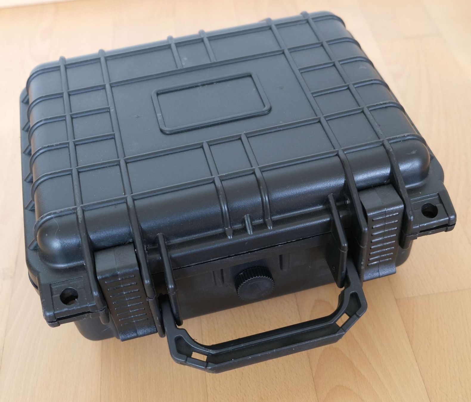 Valigie: Robuster kleiner Kunststoff-Koffer – Usato da Stäfa venduto da cka_5r5z