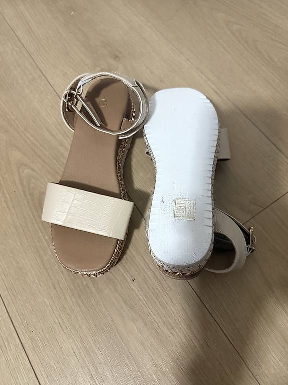 Scarpe da donna: Sandali Nuovi Nr.37 – Nuovo (secondo la descrizione) da Locarno venduto da Debi816 3