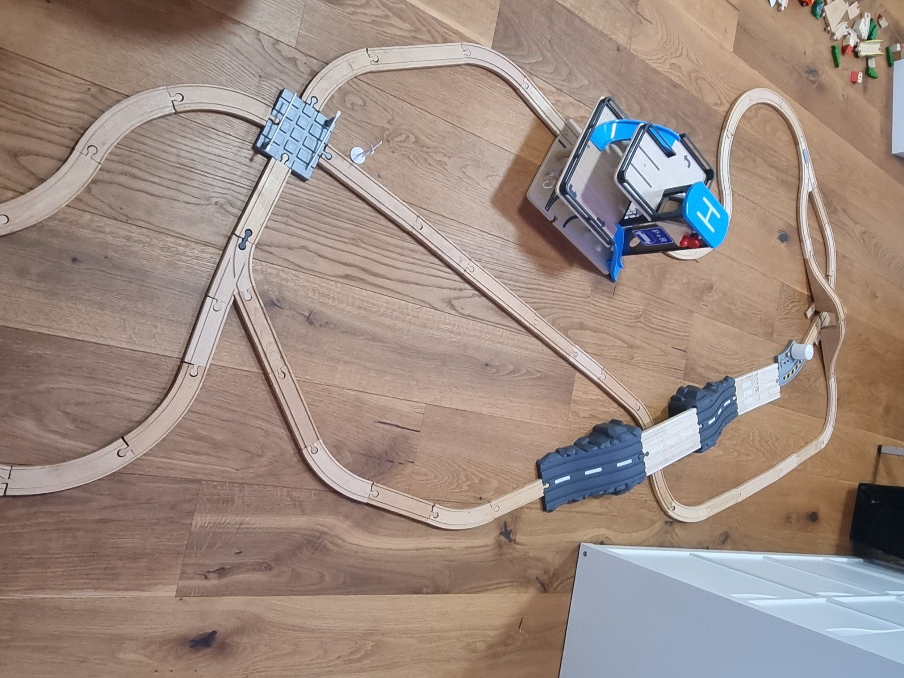 Spielzeuge: Holzgarage mit Schienen – Gebraucht aus Wolfwil von koel81 7
