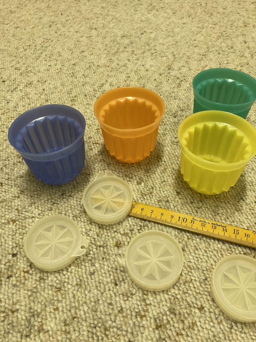 Tupperware Teglie da forno: Tupperware Pudding-Dessert-Förmli, 4 Stück, mit BodenDeckel! – Usato da Adlikon b.Regensdf venduto da Abraxas09 2
