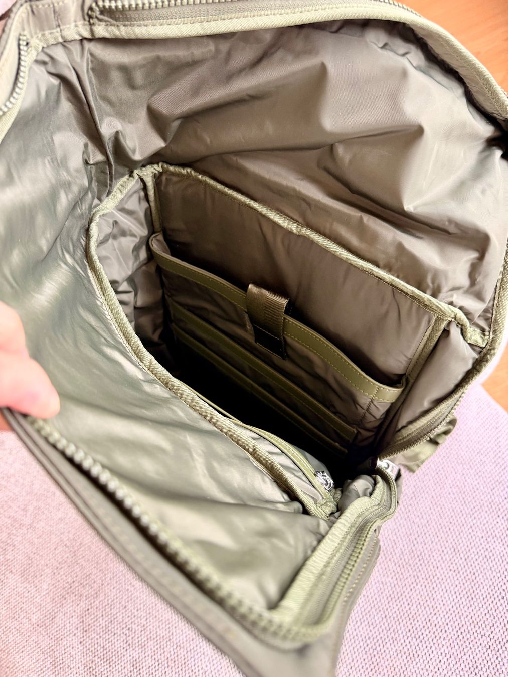 Vivi Mari Zaini: VIVI MARI Padded Backpack Medium Olive Laptopfach – Nuovo (secondo la descrizione) da Küsnacht ZH venduto da santa_cruz84 3