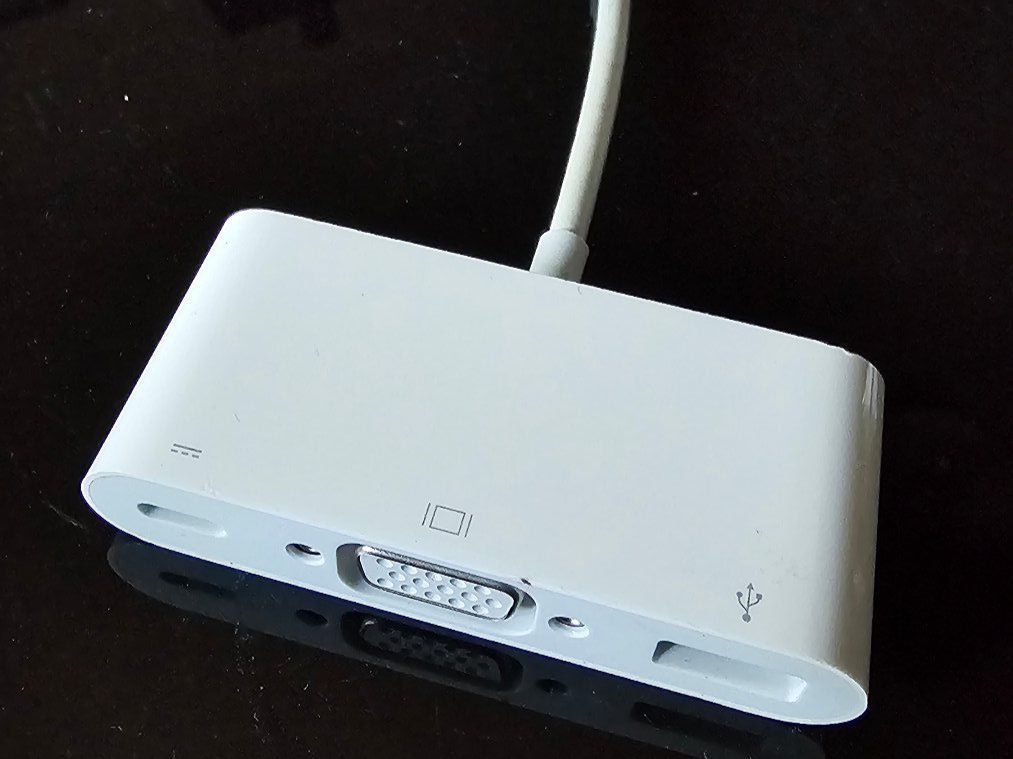 Apple Laufwerke & Adapter: Apple USB/VGA-Adapter – Gebraucht aus Basel von sarah0815