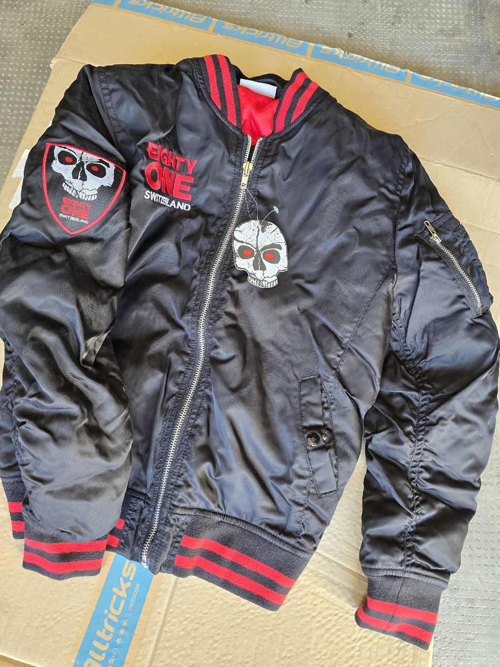 Giacche: Veste Bomber "Eighty One" Switzerland neuve – Nuovo e nell'imballaggio originale da La Chaux-de-Fonds venduto da Elissa