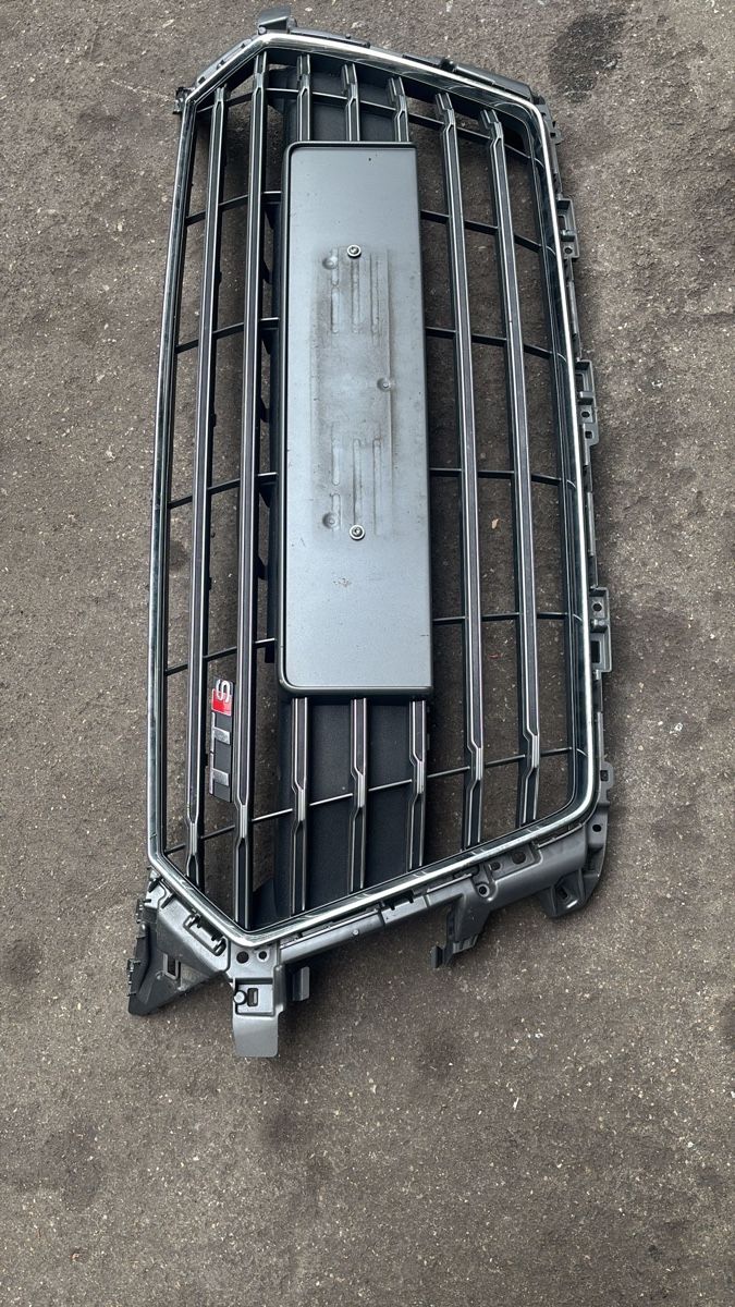 Audi Tutti pezzi di ricambio auto: Kühlergrill TTs   Audi – Usato da Herisau venduto da leal007