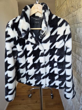 Stilvolle Kunstfell-Jacke von MADELEINE – Hahnentritt-Muster